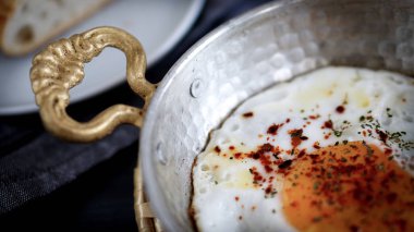 bakır tavada kızarmış yumurta