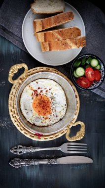 bakır tavada kızarmış yumurta
