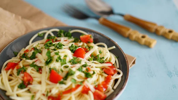 makarna siyah arkaplanda