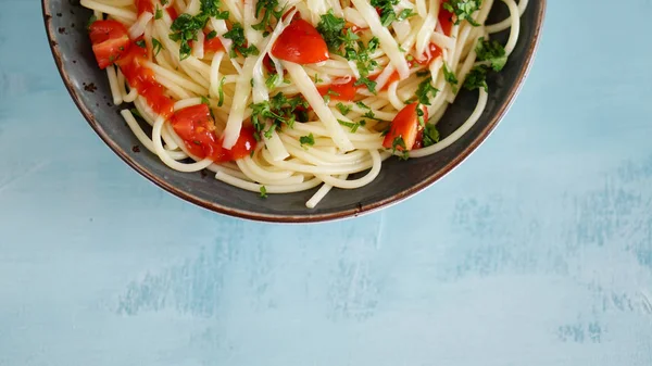 makarna siyah arkaplanda