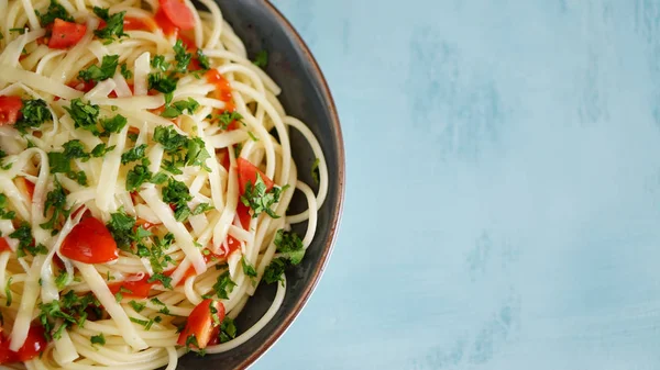 makarna siyah arkaplanda