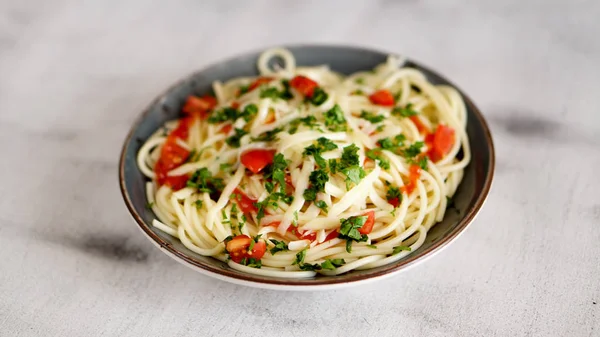 makarna siyah arkaplanda