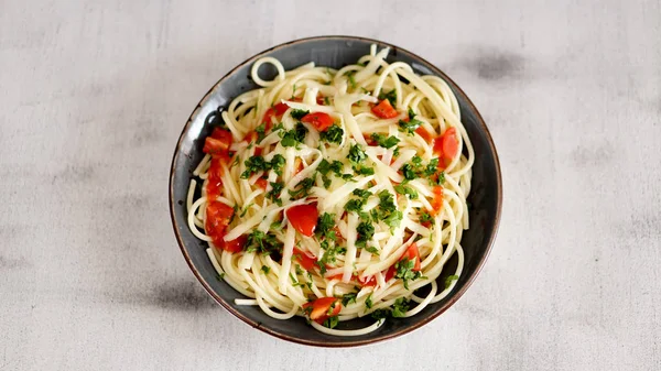 makarna siyah arkaplanda