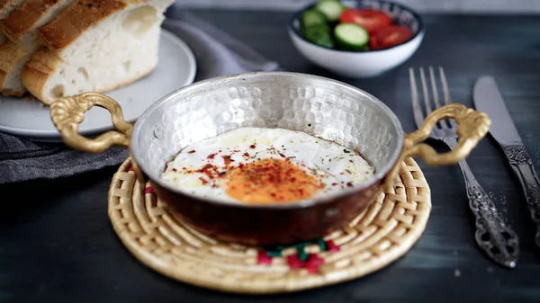 bakır tavada kızarmış yumurta
