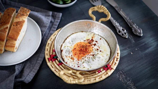 bakır tavada kızarmış yumurta