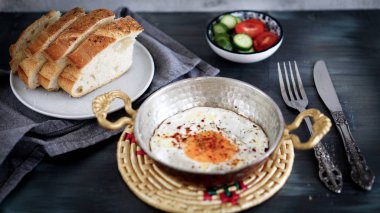 bakır tavada kızarmış yumurta
