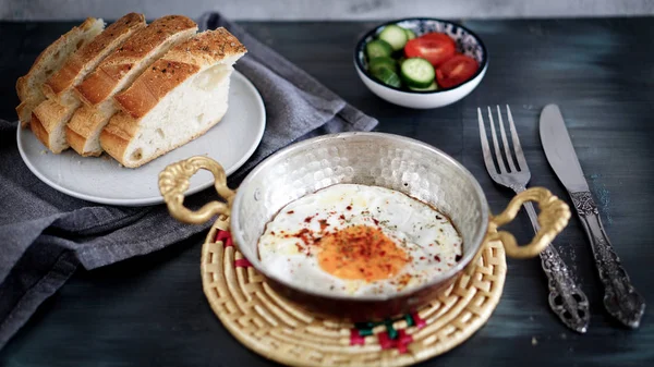 bakır tavada kızarmış yumurta