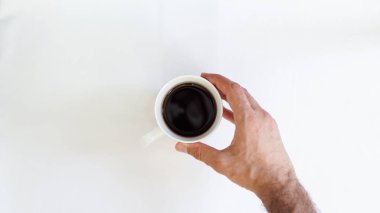 Beyaz arka plan kahve elinde duran adam