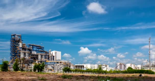 Passando Nube Impianto Raffineria Petrolifera Cantiere Dietro Fila Alberi Con — Video Stock