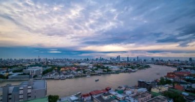 Gece, Bangkok, Tayland 'a kadar Chaopraya nehrinde geçen bulutların ve ulaşımın zamanlaması.