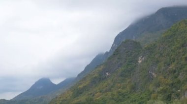 Amphor Sam Roi Yot, Prachuapkhirikhan, Tayland 'da dağın üzerinde sis var.