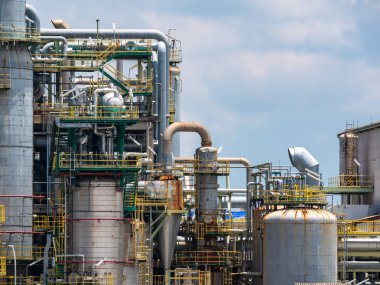 Closeup petrol rafineri tesisi ile mavi gökyüzü ve bulut, Tayland