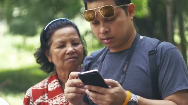 Asiatische Mutter Und Sohn Mit Sonnenbrille Und Beobachten Ruhe Garten — Stockvideo