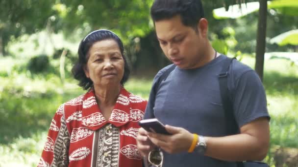 Asijské Matka Syn Odpočívat Zahradě Zatímco Syn Pomocí Smartphone Matka — Stock video