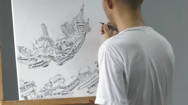 亚洲服装画家在画架上的白色画布上画黑色墨水笔 简略地介绍交通和城市的艺术 — 图库视频影像