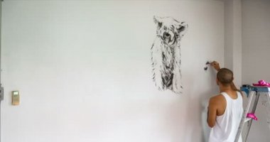 Dekorasyon için arka planda gri beton duvarda tavşan, siyah-beyaz akrilik ya da ev sahibinin anısına evcil hayvan resmi yapan bir grup köpek..