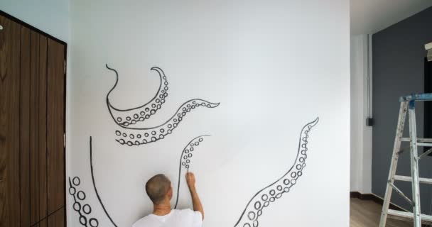 Timelapse Artist Painting Abstract Pattern Octipus Shape White Cement Wall — Vídeo de stock