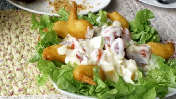 Camarones Fritos Bateria Con Vestidos Verduras Plato — Vídeos de Stock