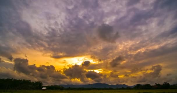 Timelapse Dne Noc Západem Slunce Zataženou Oblohou Nad Polem Výhledem — Stock video