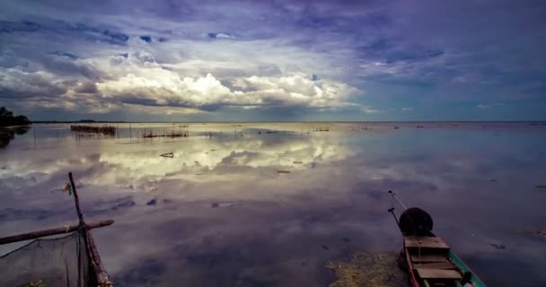 漁船の駐輪中に水面に反射して青い空に雲を渡し 風力で動く — ストック動画