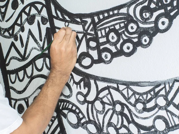 Artiste Gros Plan Peignant Motif Abstrait Forme Pieuvre Sur Mur — Photo