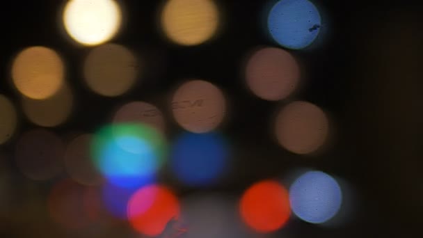Défocalisation de la lumière sur la route pendant que la voiture est en marche, portable