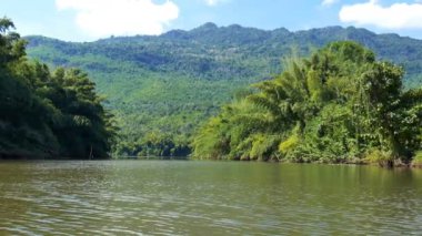 Dağ manzaralı Kwai Yai nehri ve Amphoe Srisawat, Kanchanaburi Tayland 'da mavi gökyüzü olan ağaç. .