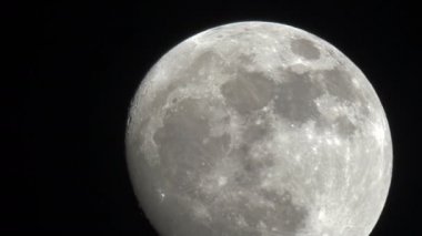 Küf üreticisi, alçı kalıbını kırmak için keskiyle çekiç kullanır..