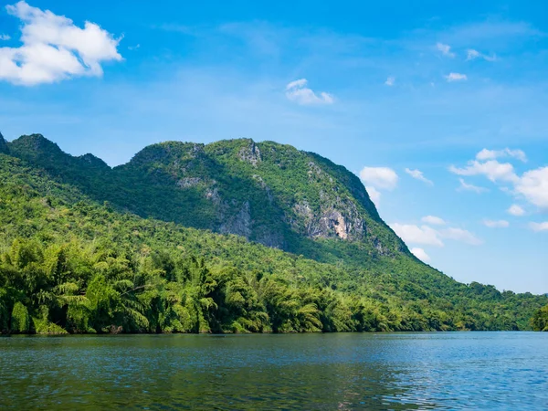 Rio Kwai Yai Com Vista Para Montanha Árvore Com Céu — Fotografia de Stock