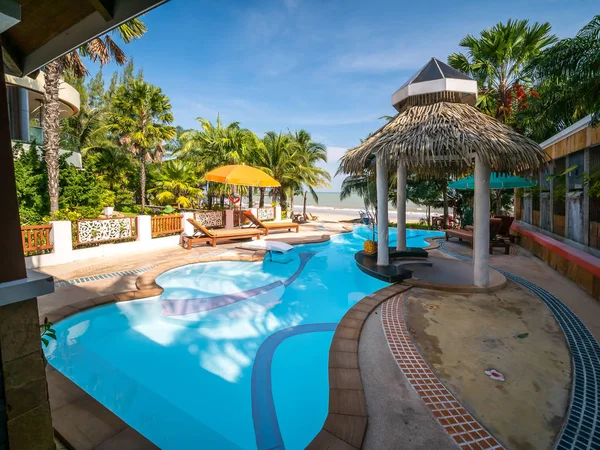 Pool Lyx Resort Eller Hotell Med Utsikt Över Kokosnötsträd Och — Stockfoto