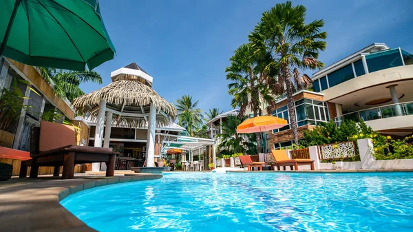 타이의 코코넛 나무와 해변을 수있는 휴양지나 호텔에서의 수영장 — 스톡 사진