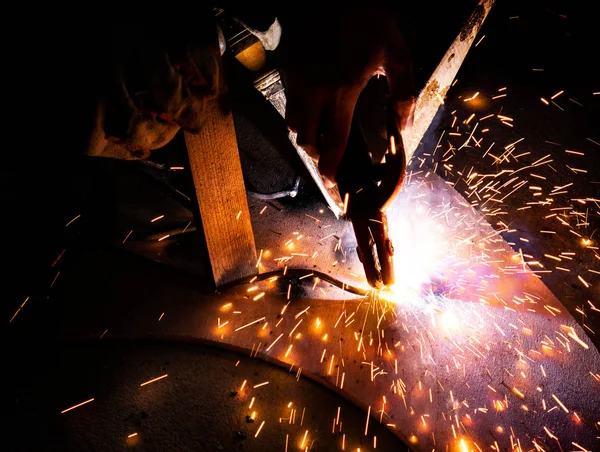 Closeup Man Lassen Staal Met Vonken Het Donker — Stockfoto