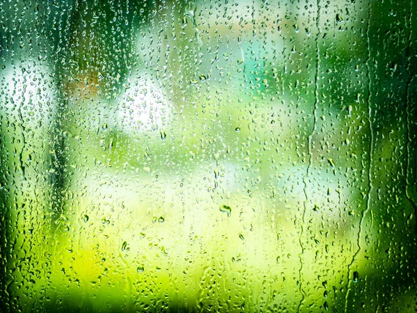 Wassertropfen Aus Regen Auf Glas Mit Bokeh Aus Grünem Blatt — Stockfoto
