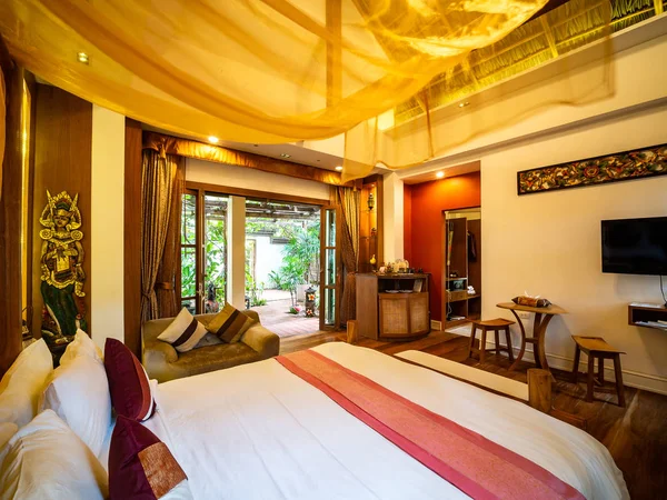 豪华客房 床与复古装饰 巴厘岛风格 酒店度假村在泰国的房间 — 图库照片