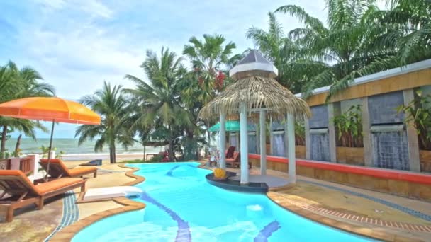 泰国的豪华度假胜地或宾馆里的游泳池 可以看到椰子树和蓝天下的海滩 — 图库视频影像