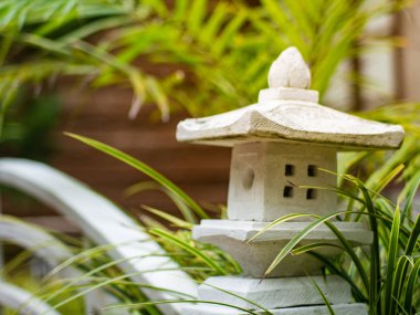 Dekorasyonu ağaçlı tatil küçük köprüsünde.