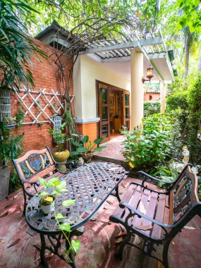 Tatil evinin önünde dinlenme köşesi.