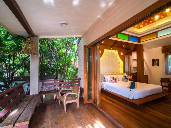 Balkon met tuin van luxe kamer met bed met vintage decorat — Stockfoto