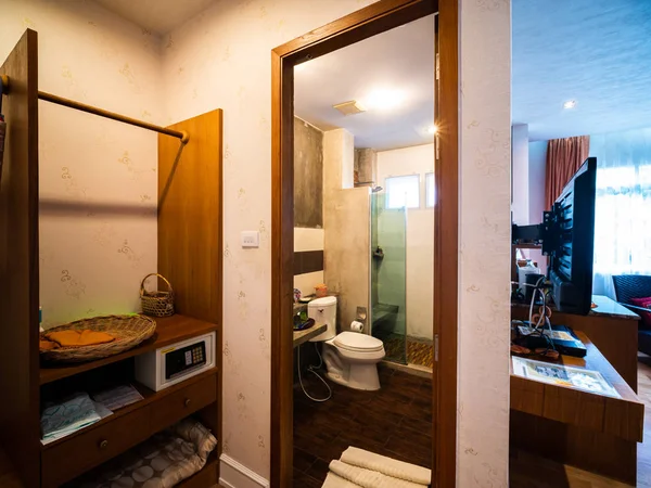 Salle de bain en chambre de luxe avec accessoire de station hôtelière . — Photo