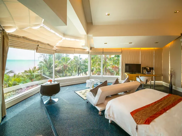Habitación de lujo con cama y hermosa vista al mar y palmera alo —  Fotos de Stock