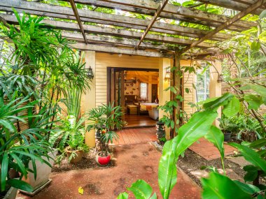 Vintage dekore yatak ile lüks oda önünde Bahçe