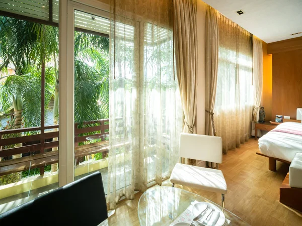 Luksusowy Pokój z łóżkiem i balkonem z widokiem na ogród. — Zdjęcie stockowe