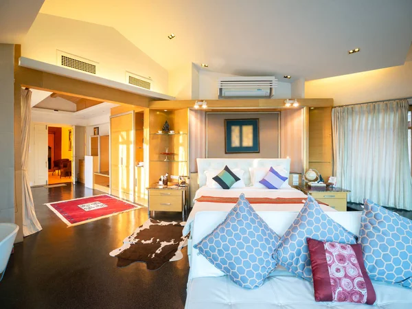 ヴィンテージデコレーションの豪華で高級なベッドルーム、アフターヌーン — ストック写真