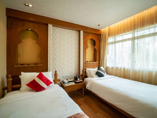 Chambre de luxe avec lit à la lumière chaude, style indien , — Photo