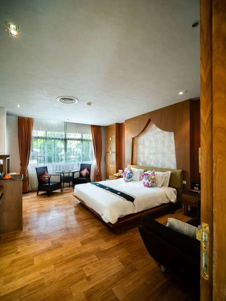 Номер класса люкс с кроватью в теплом свете, в классическом европейском стиле . — стоковое фото