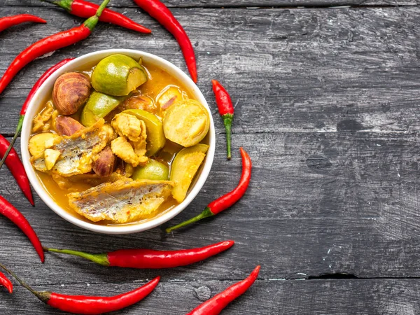 Southern Thai Spicy Sour Yellow Curry with dried fish and Thai e — Stock Photo, Image