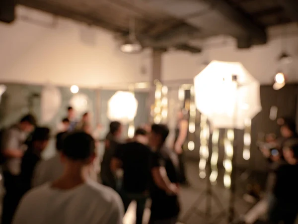 Groupe de photographe prenant une photo de modèle en studio . — Photo