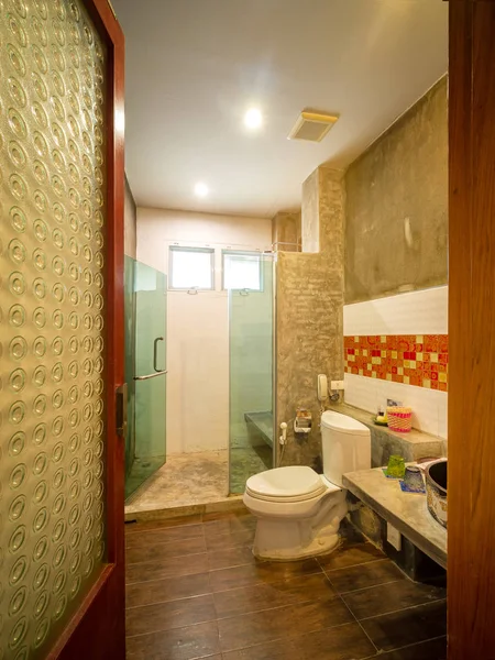 Interior del baño con inodoro en luz cálida — Foto de Stock