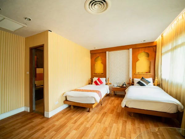 Роскошный номер с кроватью в теплом свете, индийский стиль , — стоковое фото