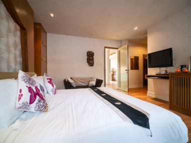 Lüks Oda, sıcak ışıkta yatak, klasik Avrupa tarzı.